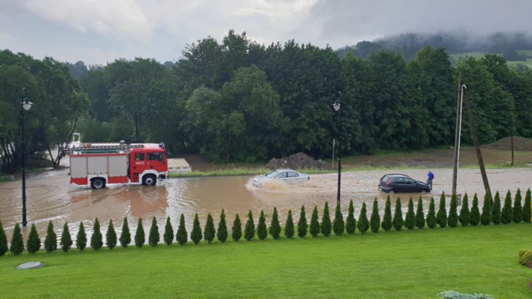 Zalane posesje i drogi w Ropie. Obraz po kolejnej ulewie. (19 czerwca 2020)