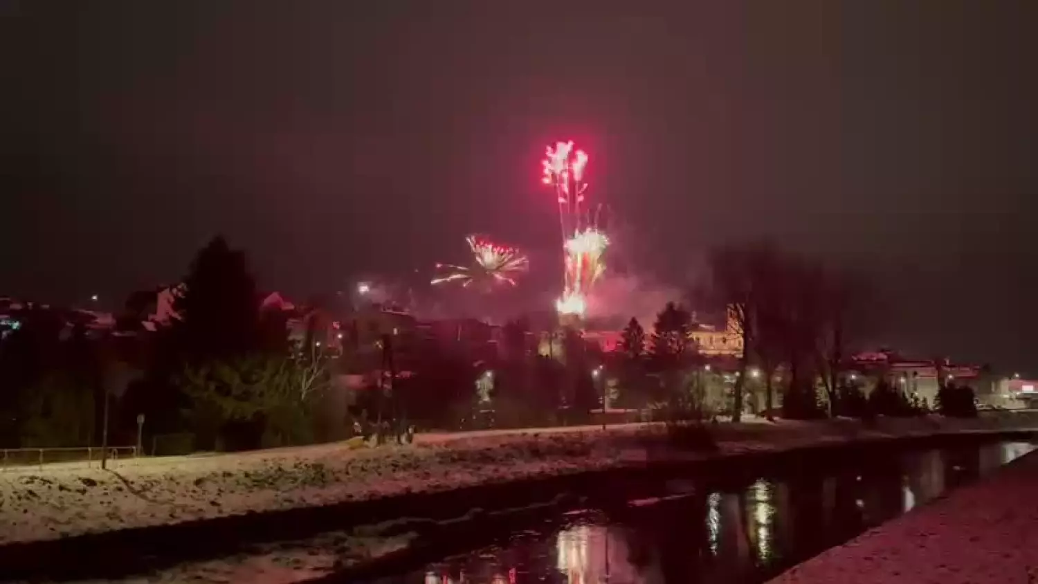 Pokaz ogni sztucznych podczas Sylwestra 2025/26 w Gorlicach (1 stycznia 2026)