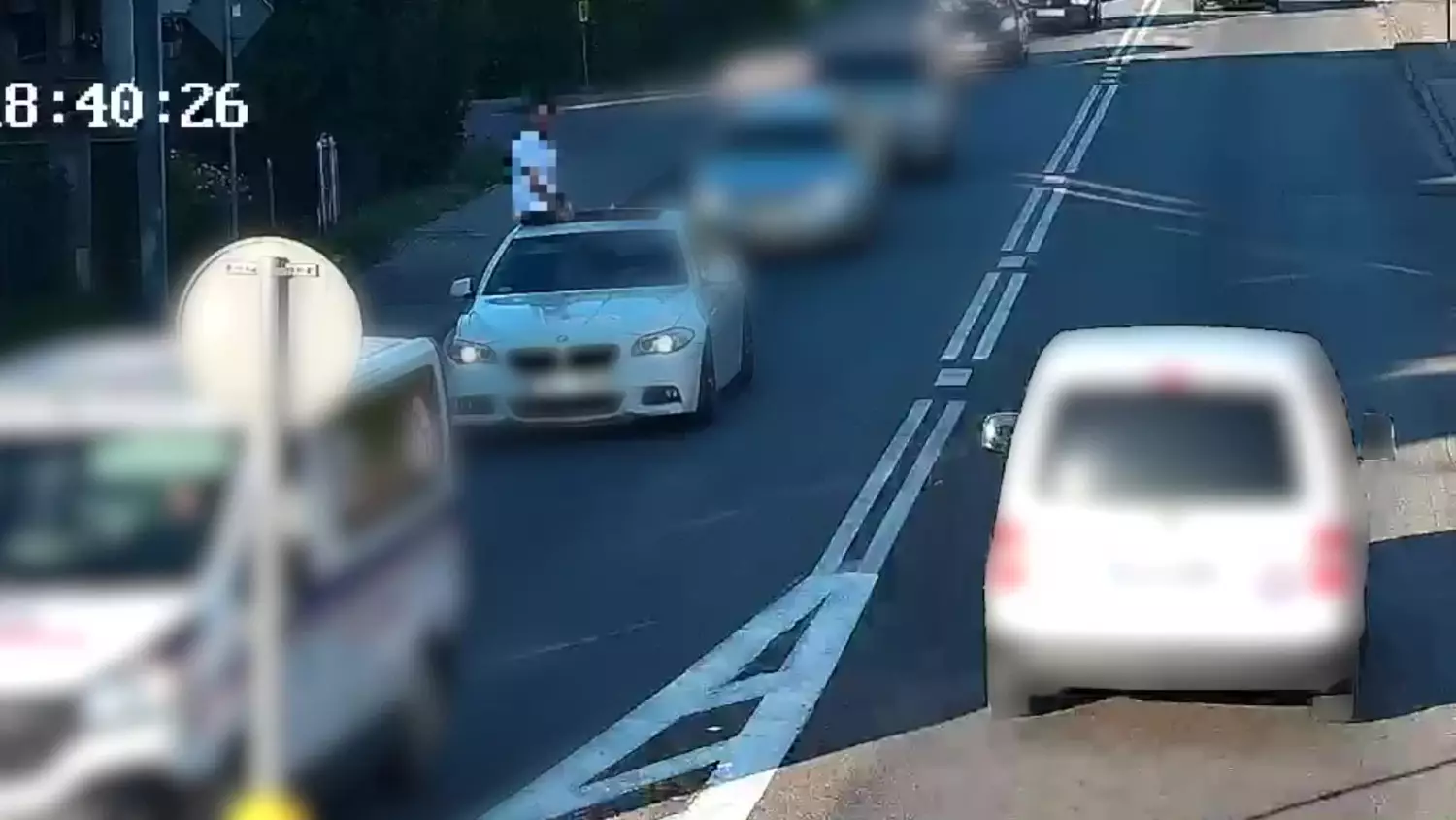 Pasażer siedział na dachu jadącego BMW. Policja zatrzymała kierowcę